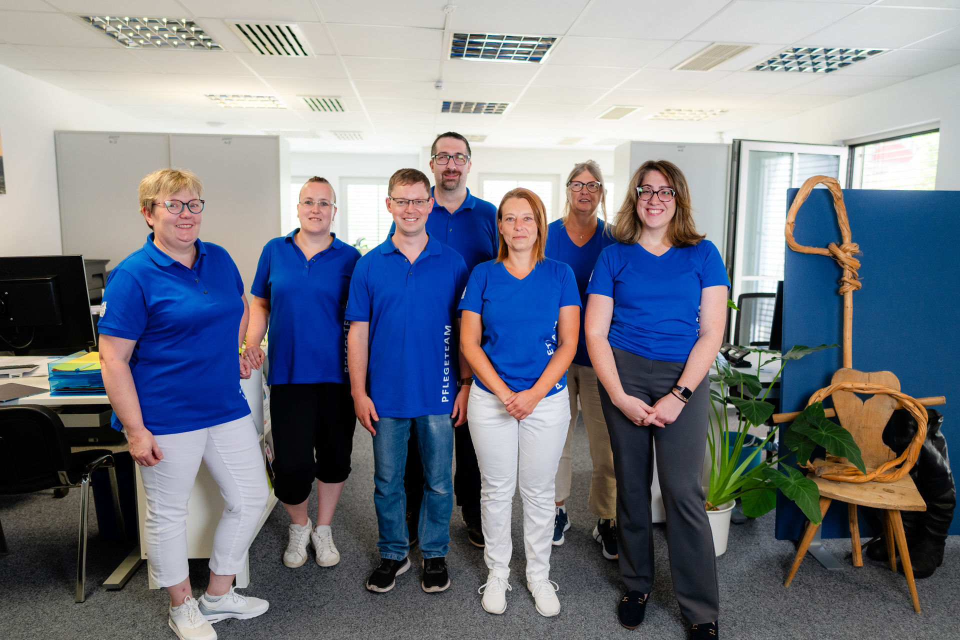 Das Pflegeteam Bad Wildbad gemeinsam im Büro